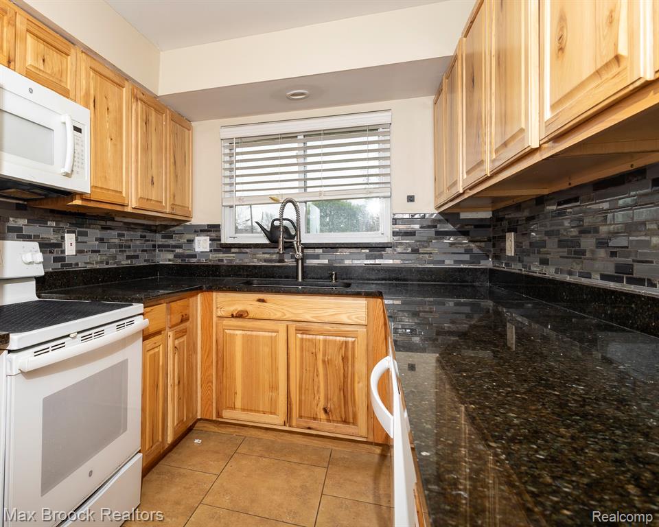 4829 WOLGAST Drive, Warren, MI 48092 — Photo 18