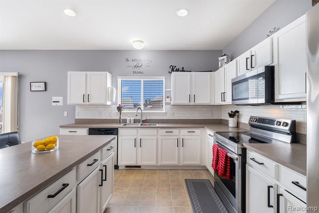 4075 MEADOW WALK Boulevard, Grand Blanc, MI 48439 — Photo 8