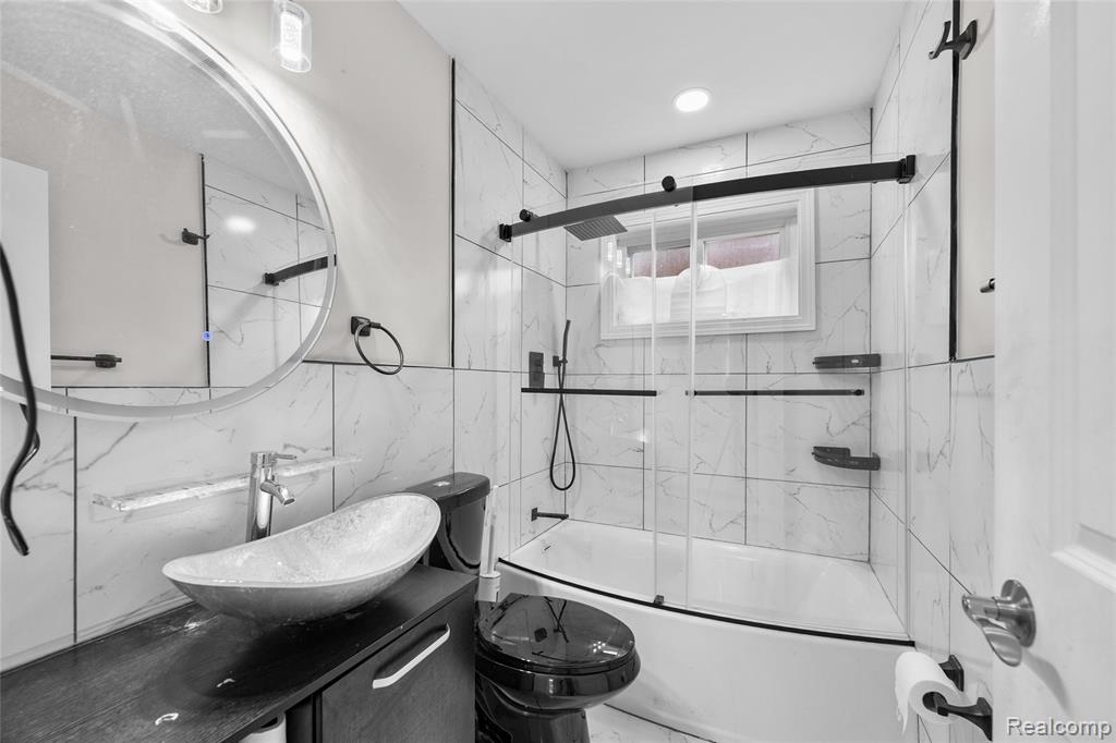 8539 Salem Lane, Dearborn Heights, MI 48127 — Photo 16