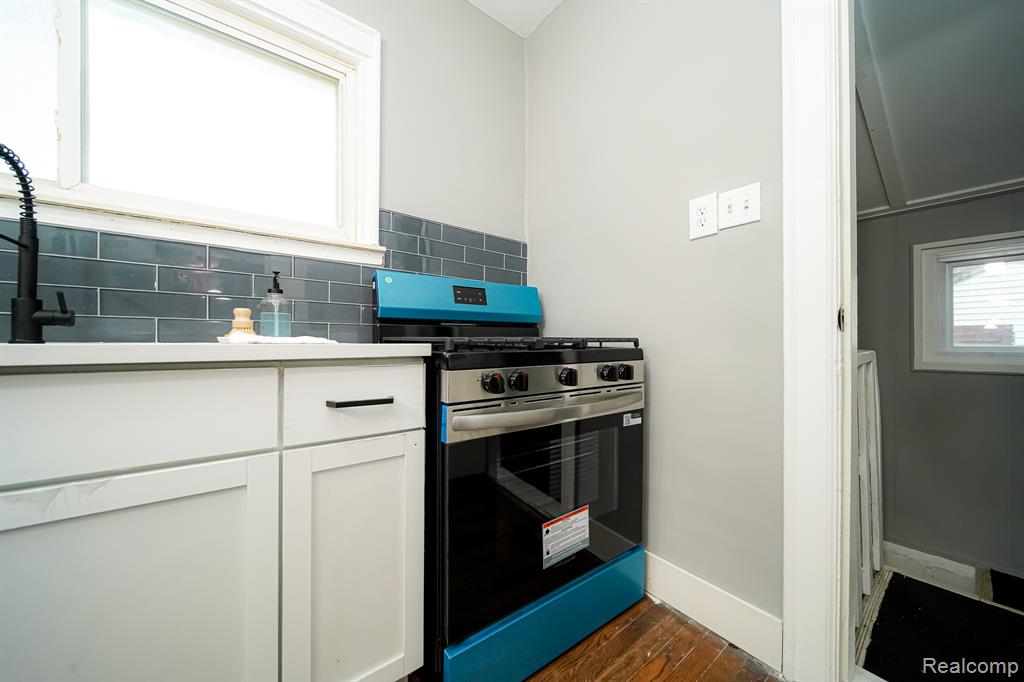 74 W BERNHARD Avenue, Hazel Park, MI 48030 — Photo 21