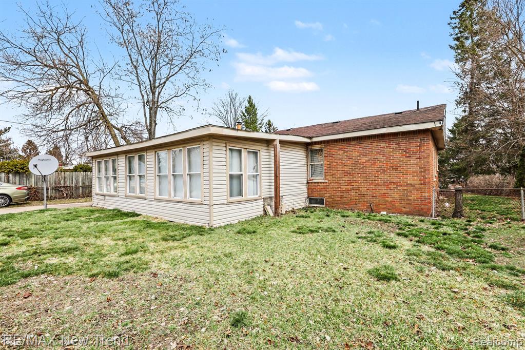 2174 Middlebelt Road, West Bloomfield, MI 48324 — Photo 35