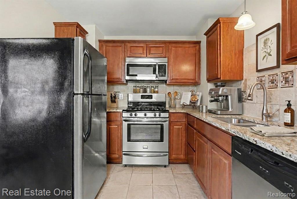 421 W Kalama Avenue, Madison Heights, MI 48071 — Photo 3