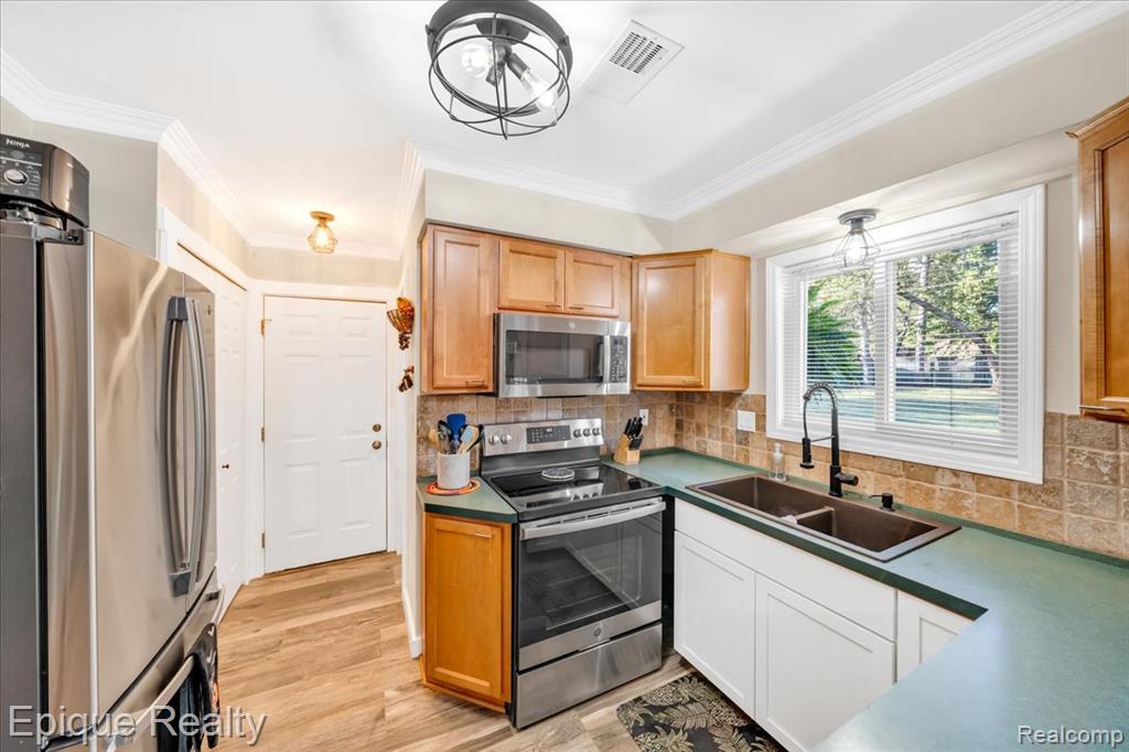 8156 Kenwick Drive, White Lake, MI — Photo 22