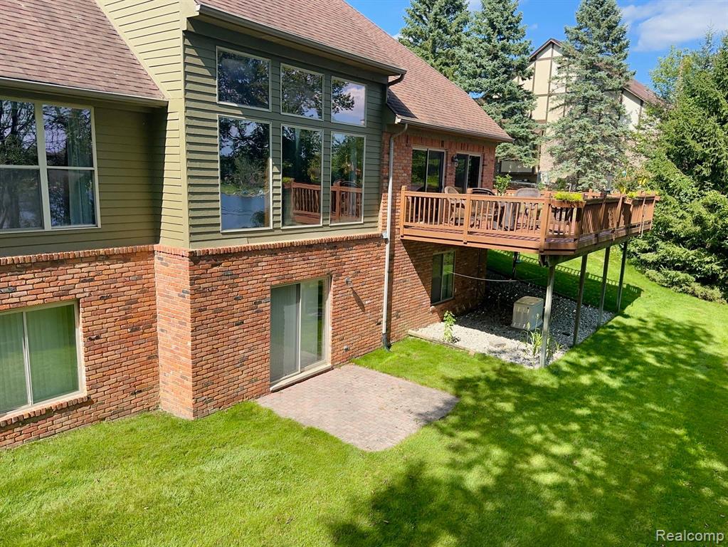6763 BERRY POINTE Drive, Clarkston, MI 48348 — Photo 8