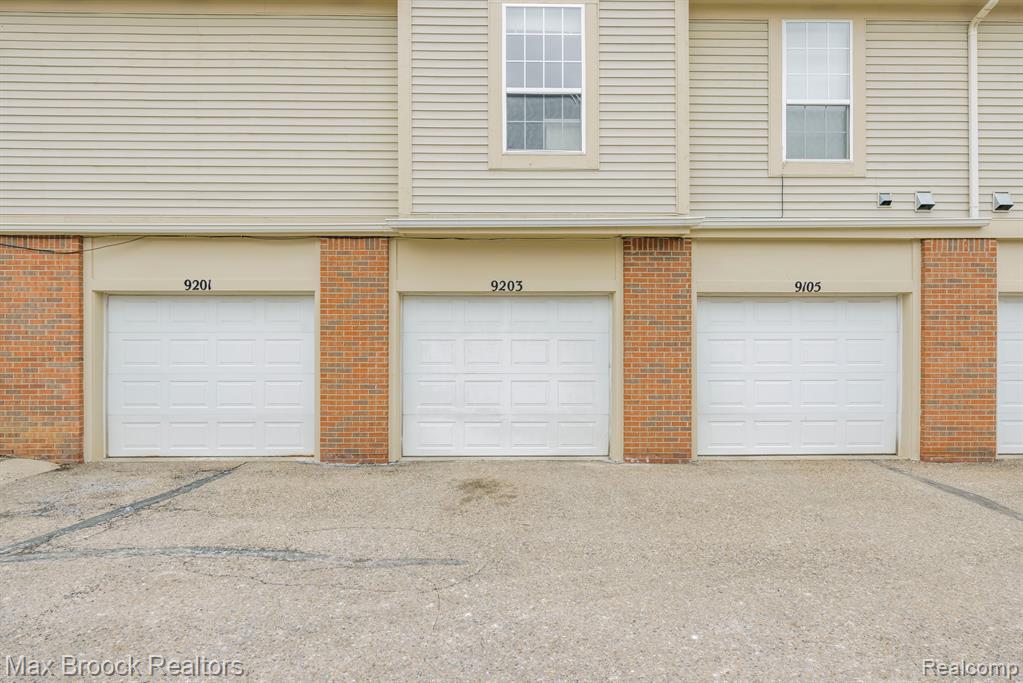 9203 FARMINGDALE Lane, Walled Lake, MI 48390 — Photo 29