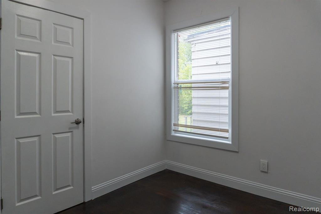 3927 SAINT CLAIR Street, Detroit, MI 48214 — Photo 7