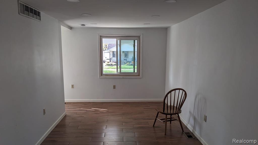 6012 ROBINDALE Avenue, Dearborn Heights, MI 48127 — Photo 4