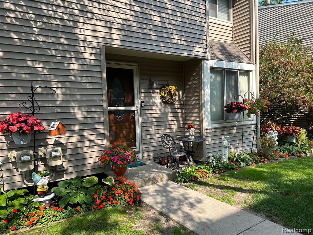 616 RICKETT Road, 111, Brighton, MI 48116 — Photo 2