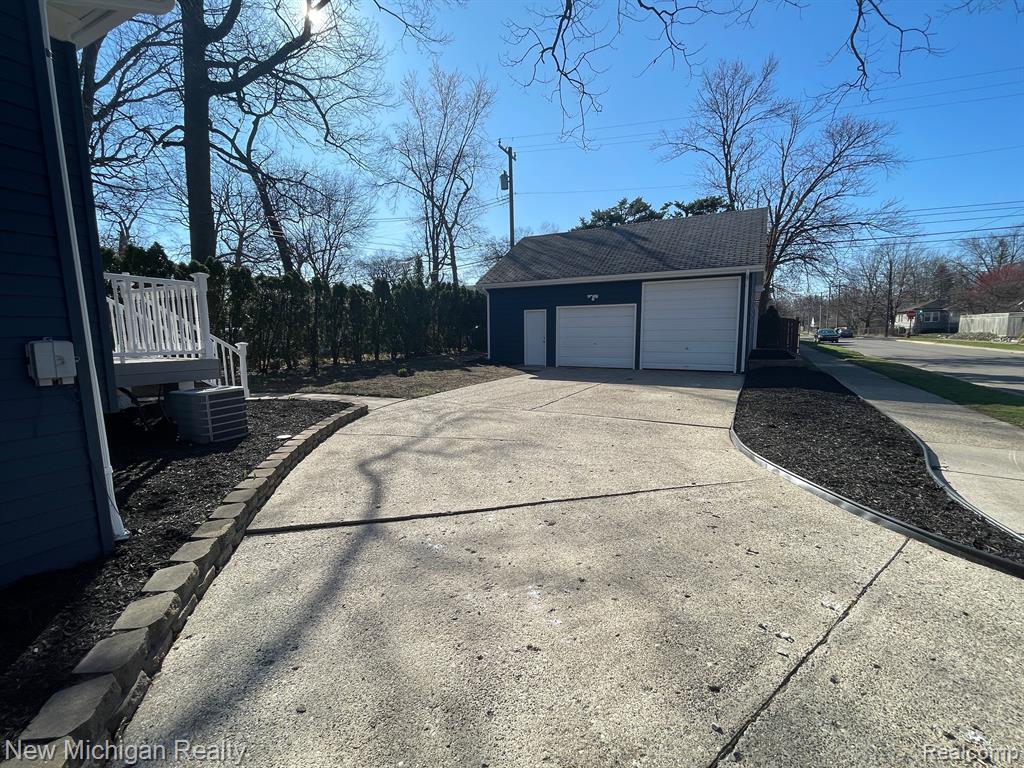 985 W Hazelhurst Street, Ferndale, MI 48220 — Photo 4