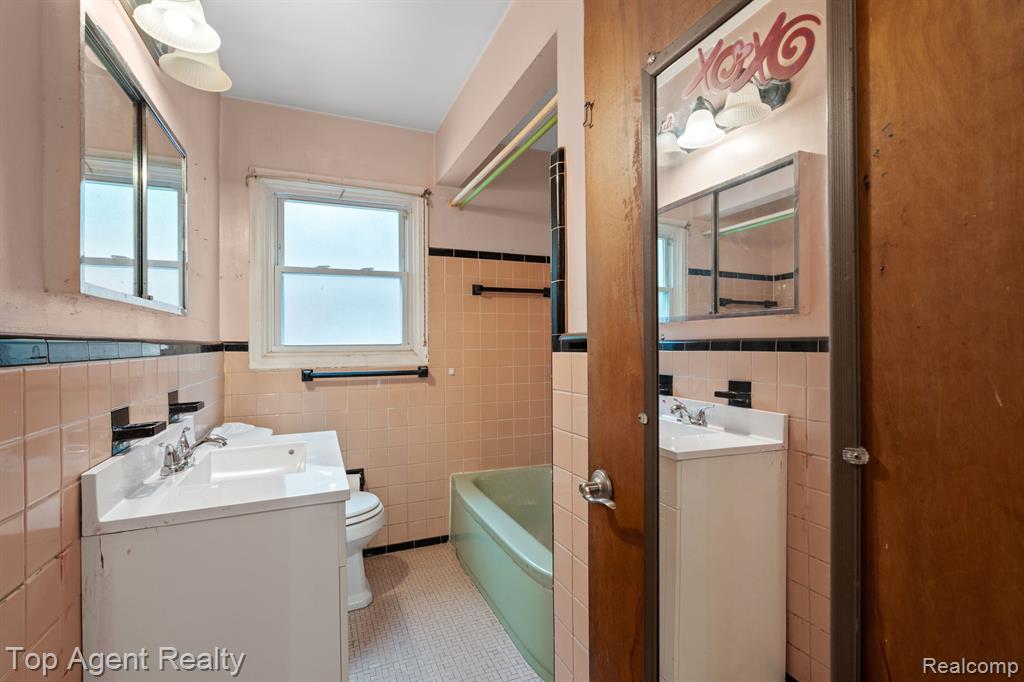 9319 MERRIMAN Road, Livonia, MI 48150 — Photo 15