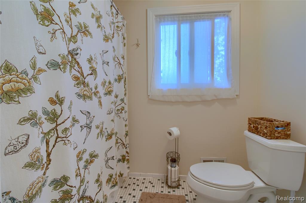 8650 Buffalo Drive, Commerce Twp, MI 48382 — Photo 26