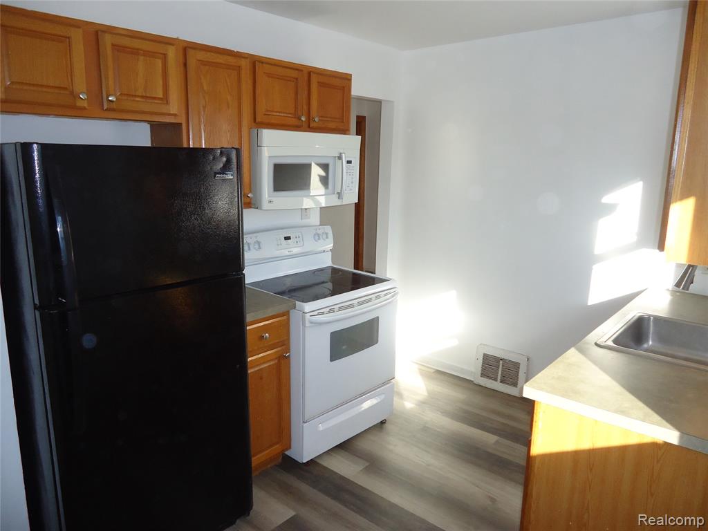 829 HUDSON Street, Wyandotte, MI 48192 — Photo 22