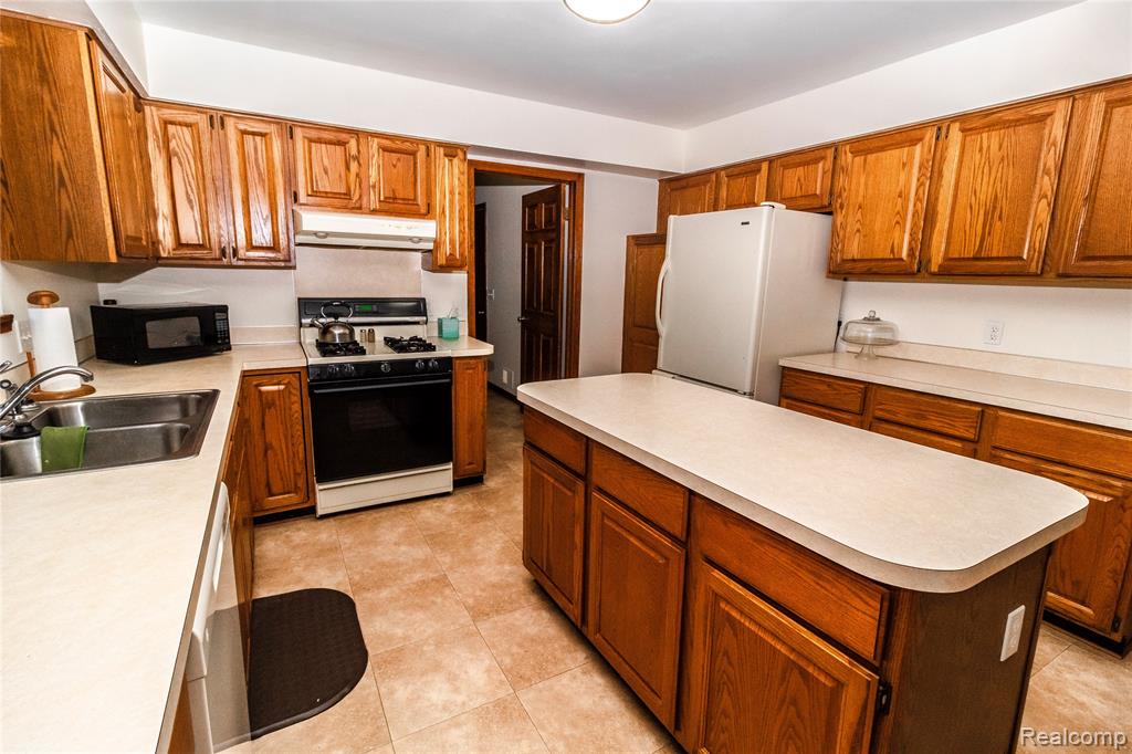 1511 Fish Lake Road, Lapeer, MI 48446 — Photo 3
