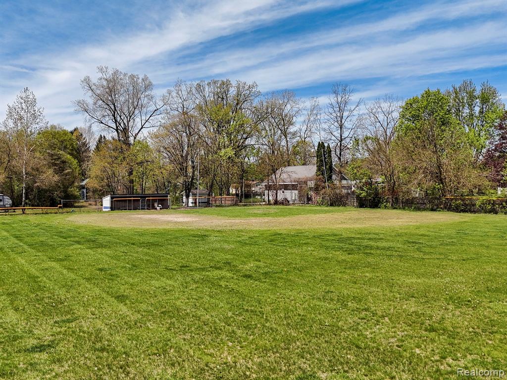 579 S HOSPITAL Road, Waterford, MI 48327 — Photo 53