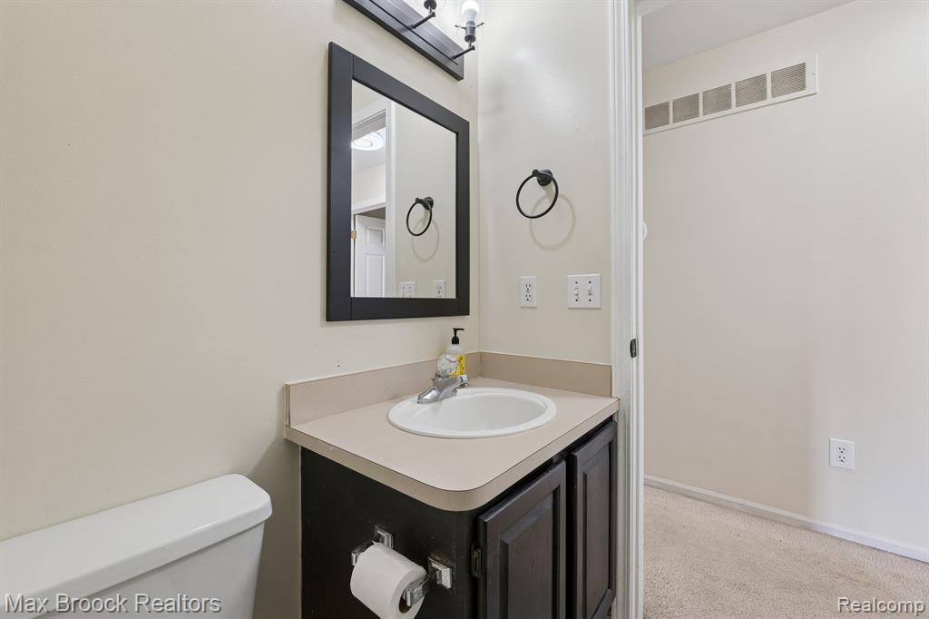 758 Huntclub Boulevard, Auburn Hills, MI 48326 — Photo 18