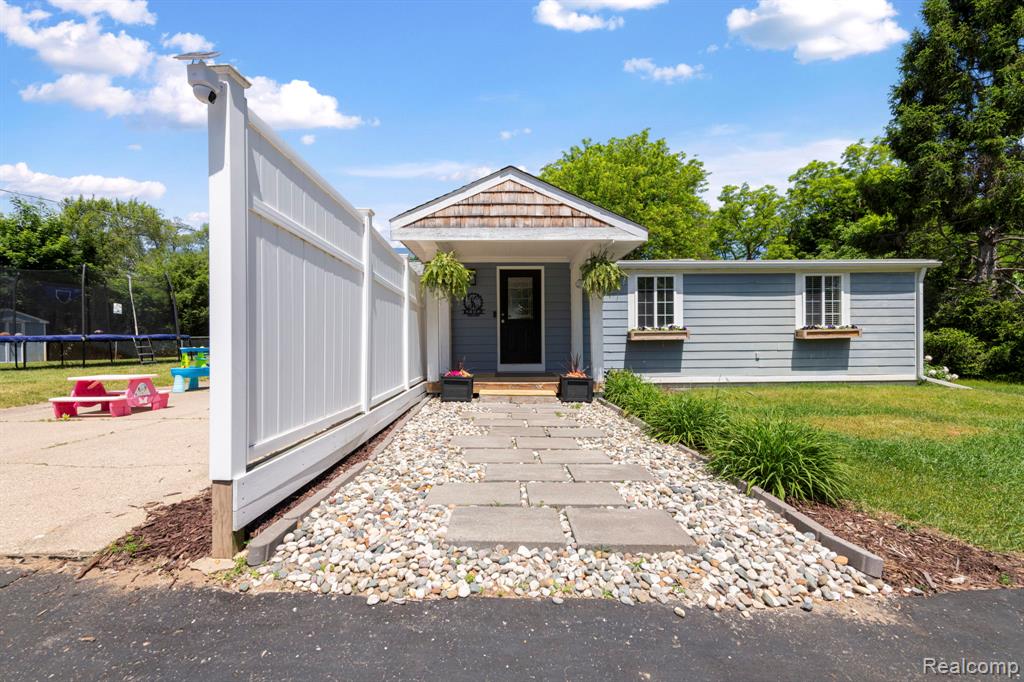 1570 Tamson Street, West Bloomfield, MI 48324 — Photo 2