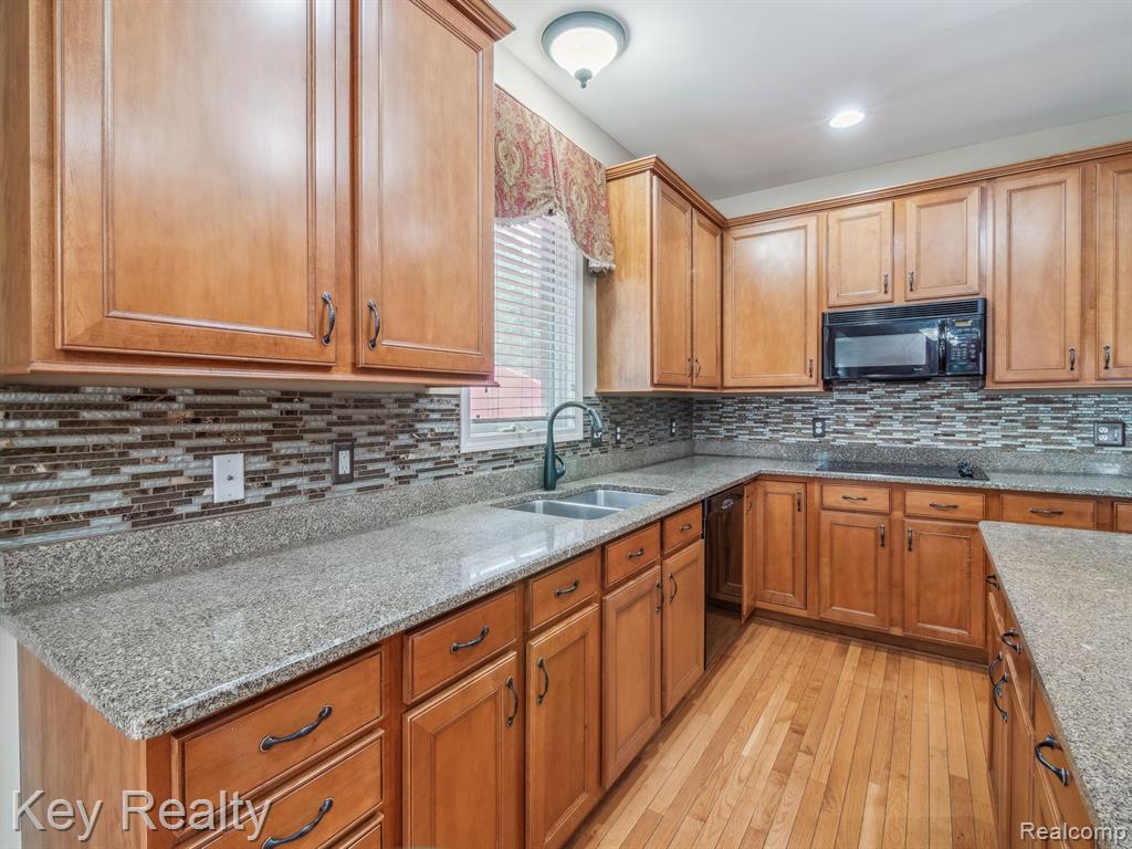 50424 LIVINGSTON Drive, Northville, MI 48168 — Photo 10