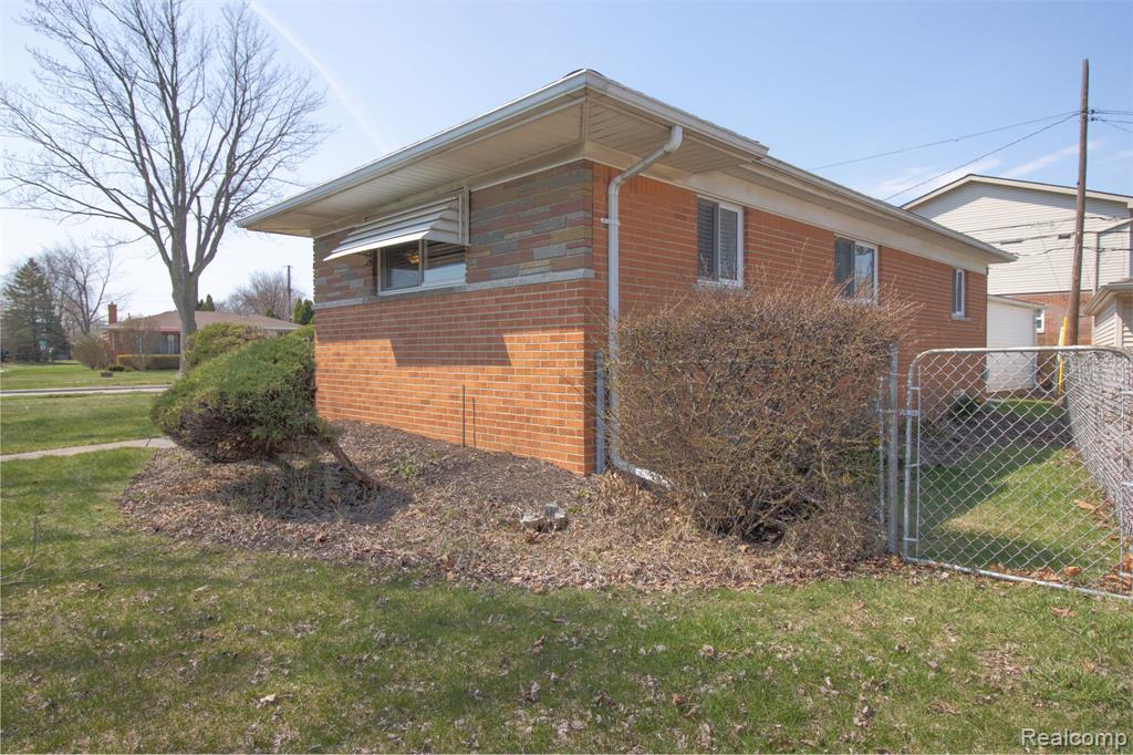 30705 Longfellow Avenue, Madison Heights, MI 48071 — Photo 42