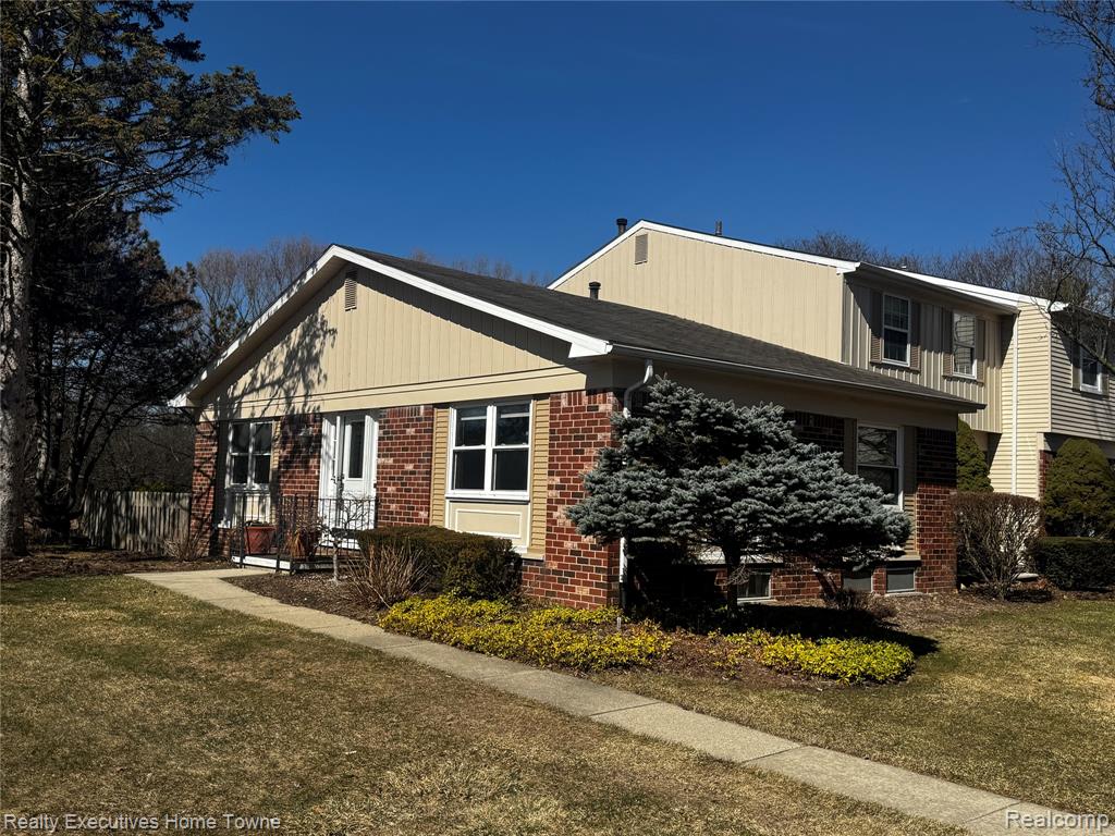 5766 Northfield Parkway, 574, Troy, MI 48098 — front exterior