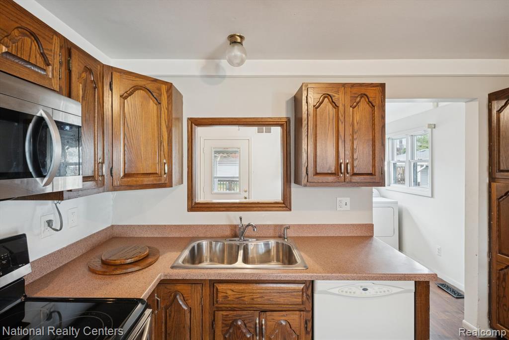 5644 Croissant Street, Dearborn Heights, MI 48125 — Photo 11