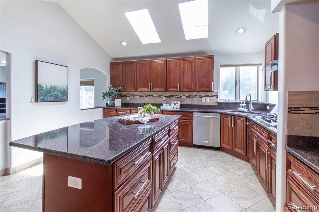 47302 Butler Lane, Novi, MI — Photo 22