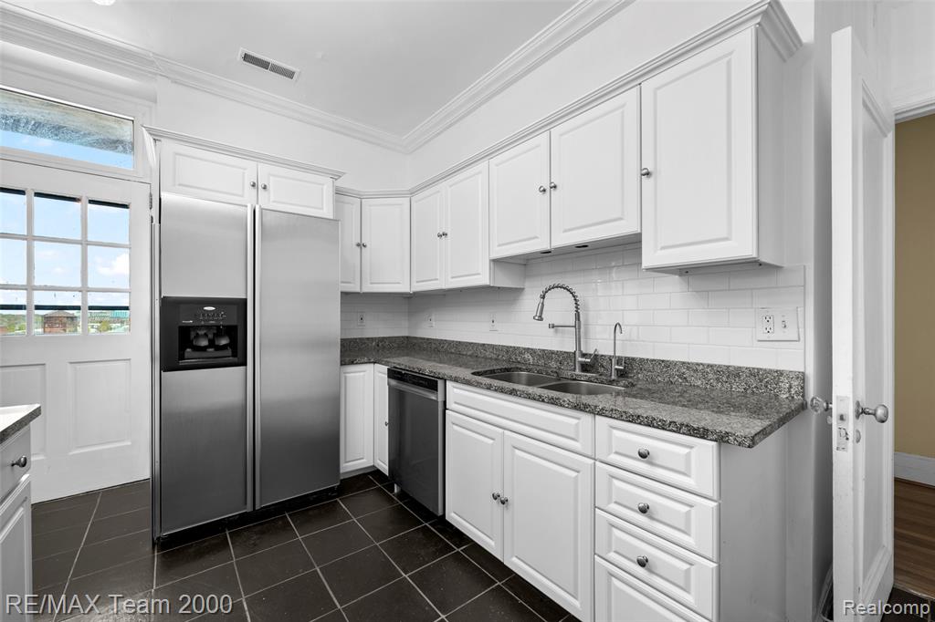 2900 E Jefferson Avenue, 61-C8, Detroit, MI 48207 — Photo 30