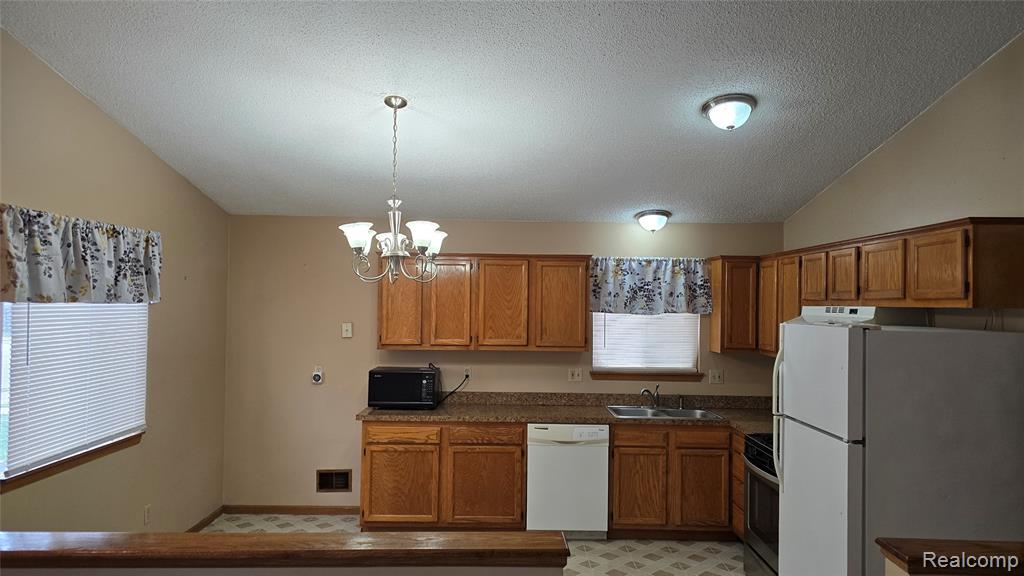 803 E Meyers Avenue, Hazel Park, MI 48030 — Photo 5