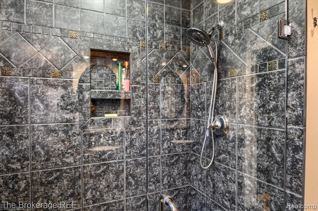 4449 Brighton Drive, Grand Blanc, MI 48439 — Photo 41