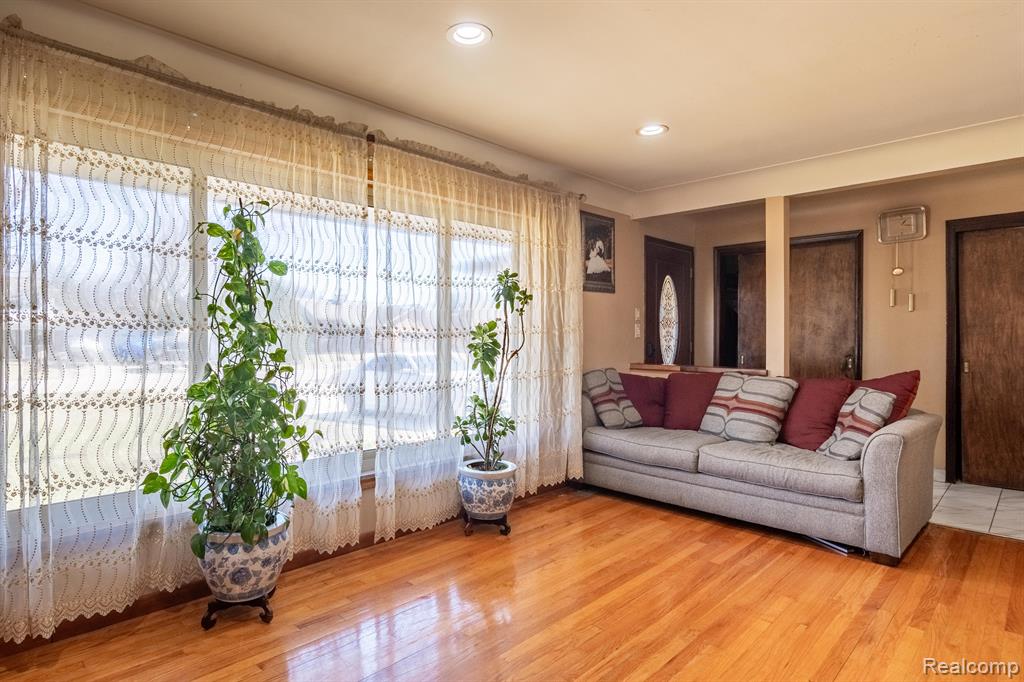 42323 TESSMER Drive, Sterling Heights, MI 48314 — Photo 4