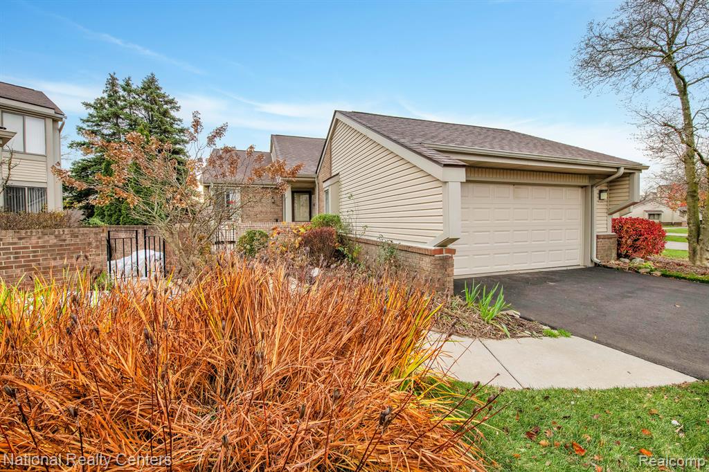 29214 W CHANTICLEER Drive, Southfield, MI 48034 — Photo 2