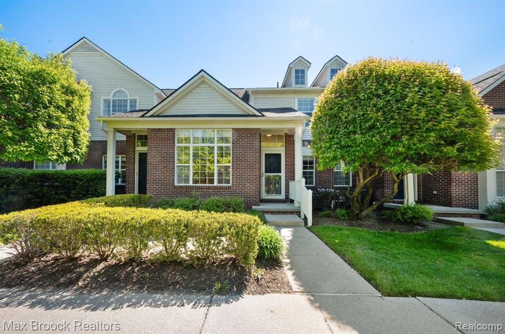 1102 Abigail Court, Walled Lake, MI 48390