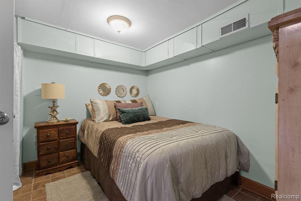 567 Bellevue Avenue, Lake Orion, MI 48362 — Photo 16