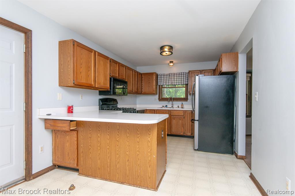54320 BELCREST Drive, Milford, MI 48381 — Photo 15
