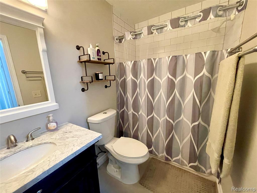 33765 Pondview Circle, Livonia, MI 48152 — Photo 20