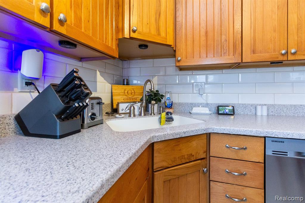 9732 LAURENCE Avenue, Allen Park, MI 48101 — Photo 11