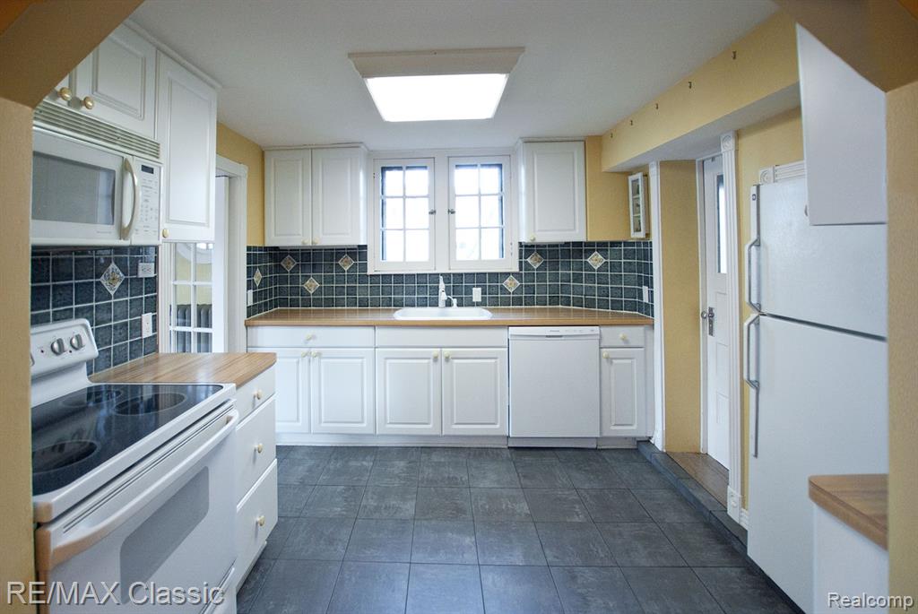 260 Oak Island Drive, Wolverine Lake, MI 48390 — Photo 16