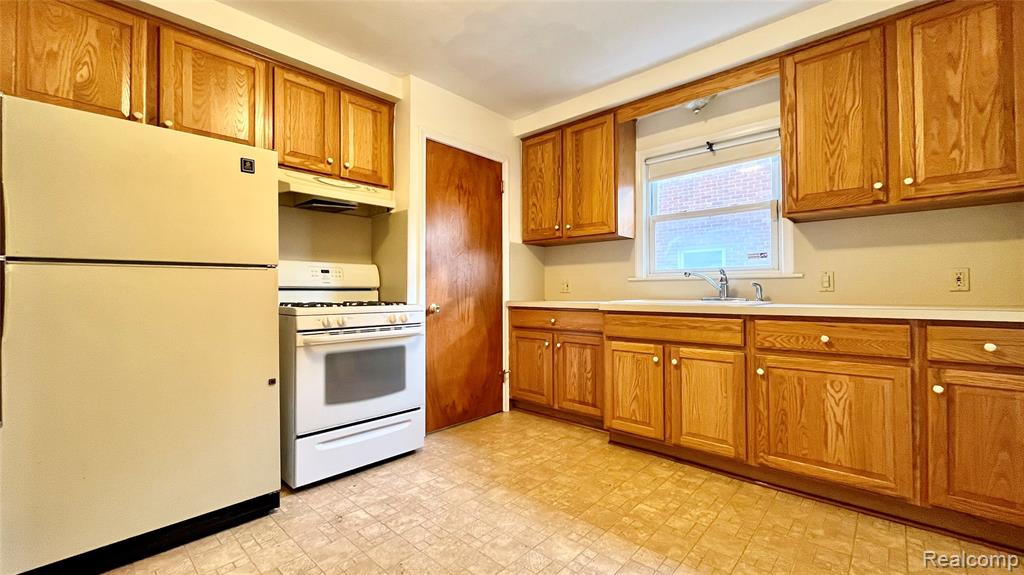 8252 Dale Street, Dearborn Heights, MI 48127 — Photo 7