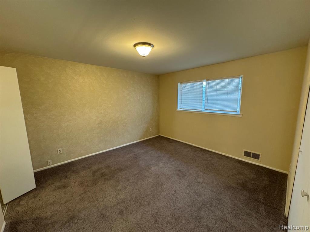 587 E Fox Hills Drive, Bloomfield, MI 48304 — Photo 11