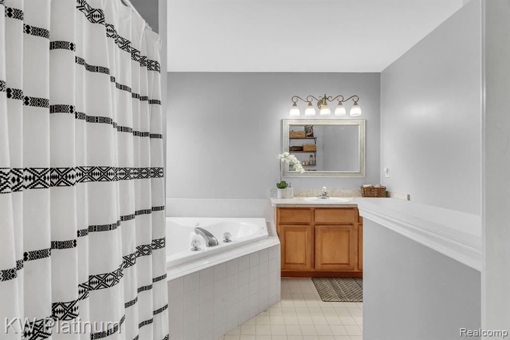 51963 Kings Pointe Drive, New Baltimore, MI 48047 — Photo 16