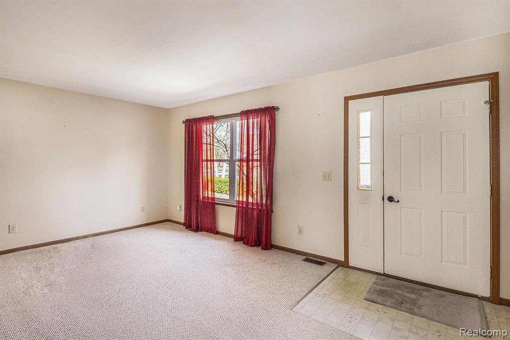 930 N EAST Street, Fenton, MI 48430 — Photo 5