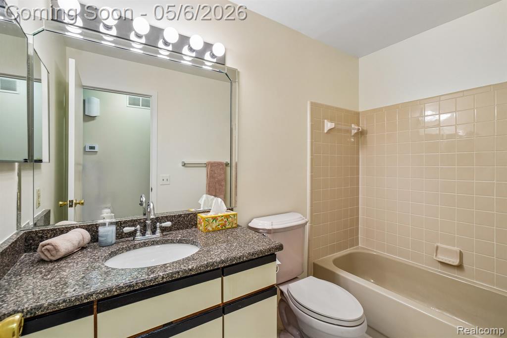 7132 Clements, West Bloomfield, MI — Photo 22