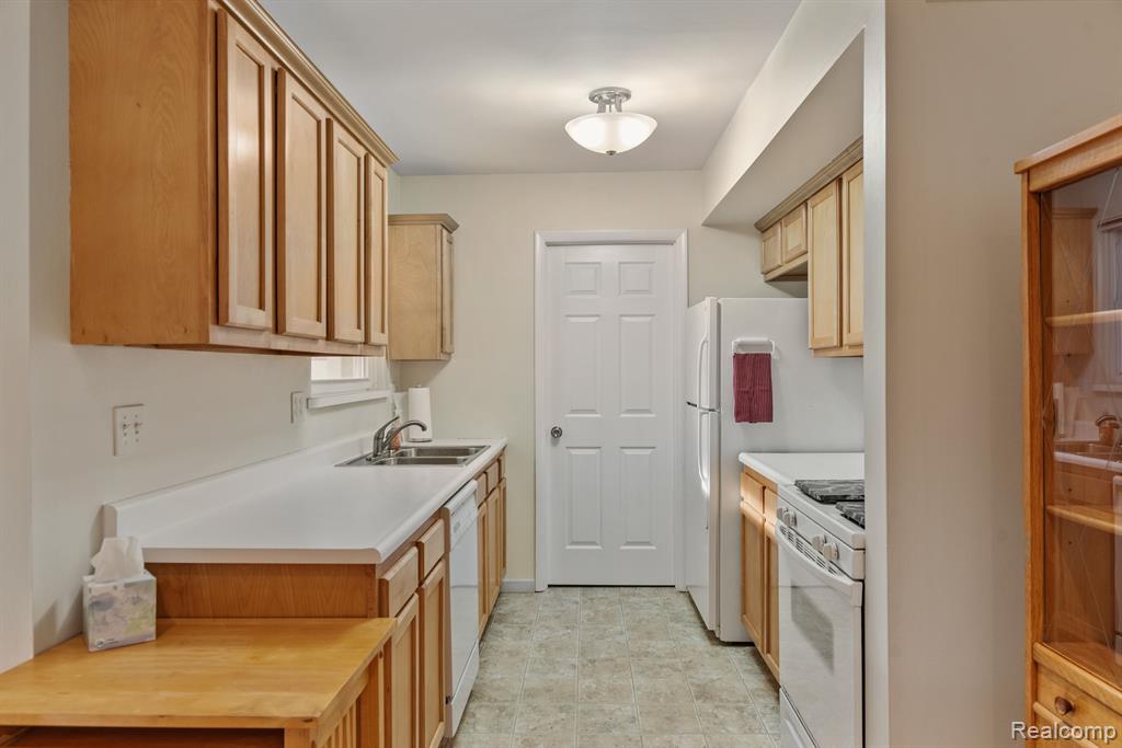 39727 VILLAGE WOOD Lane, Novi, MI — Photo 10