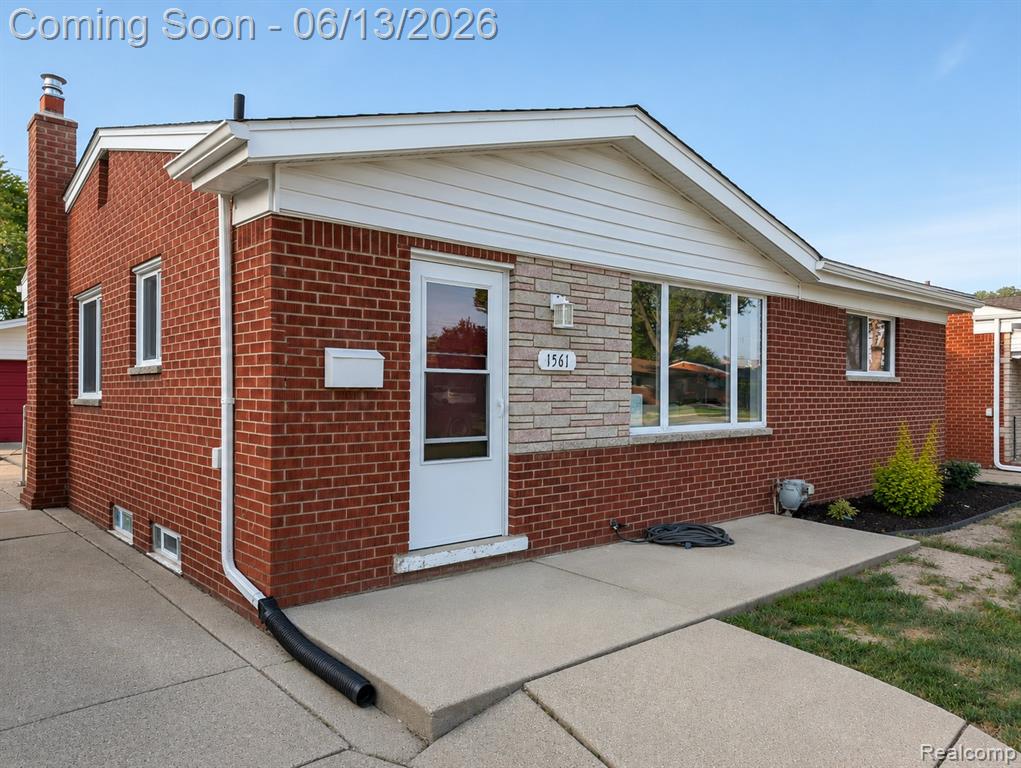 1561 Nottingham Drive, Madison Heights, MI 48071