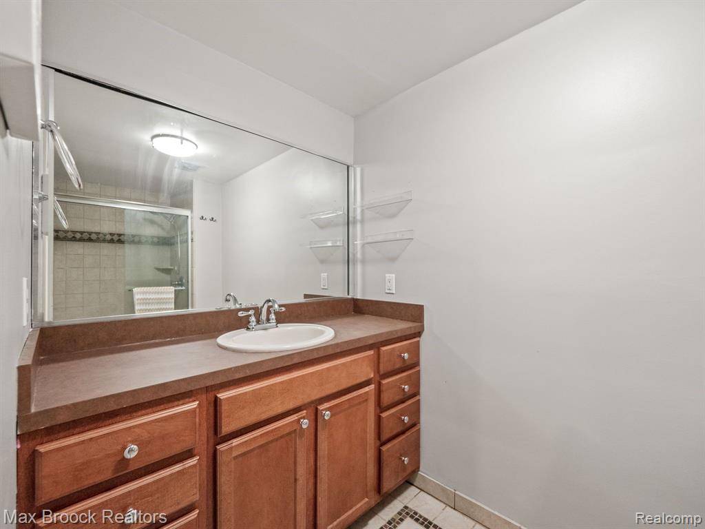 6570 CASTLE Drive, Bloomfield Hills, MI 48301 — Photo 34