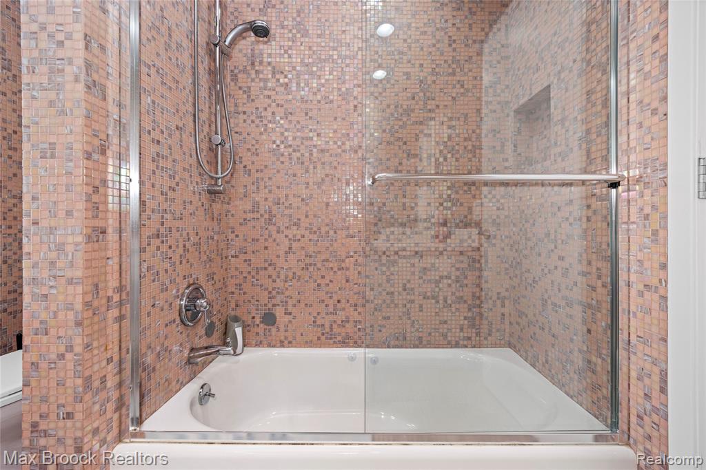 7102 Alta Vista Drive, West Bloomfield, MI — Photo 44