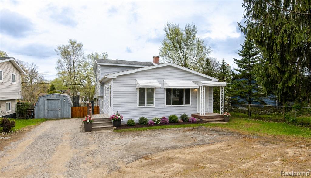 8670 N Eston Road, Clarkston, MI 48348 — front exterior