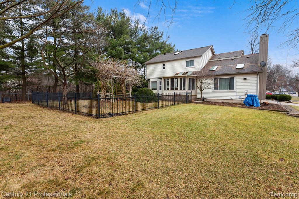 7594 Woodside Place, Waterford, MI 48327 — Photo 41