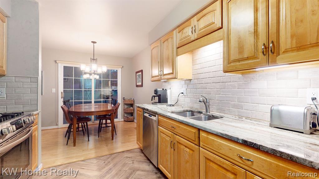 606 WINWOOD Circle, Walled Lake, MI 48390 — Photo 11