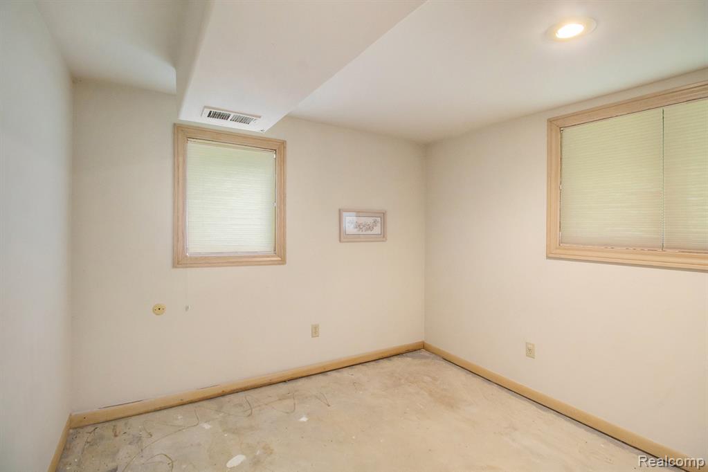 7038 Driftwood Drive, Fenton, MI 48430 — Photo 12