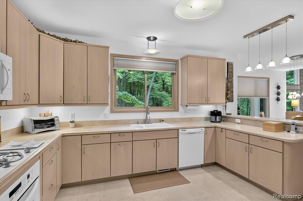 5388 Hartland Road, Fenton, MI 48430 — Photo 12